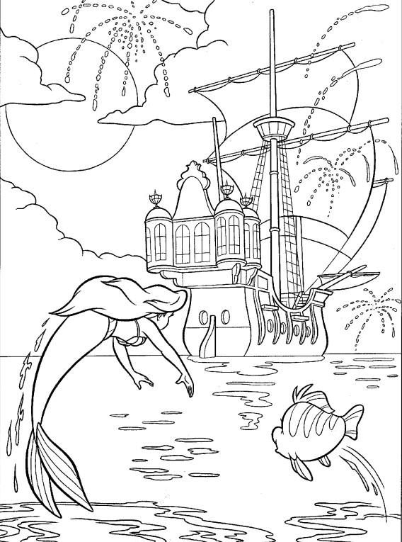 Раскраски раскраски по сказкам Андерсена Русалочка Ариэль вместе с рыбкой прыгают в воде и пытаются догнать корабль